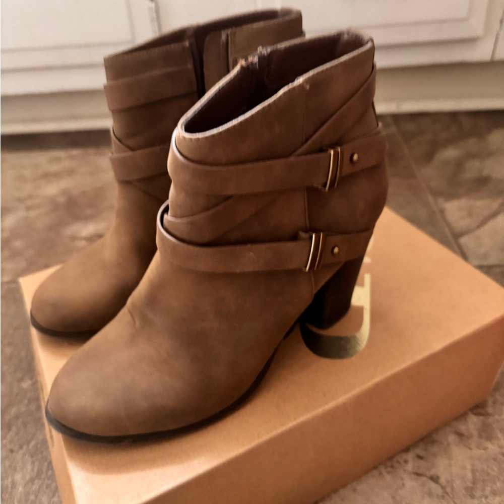 Charlotte Russe Light Brown Wedges